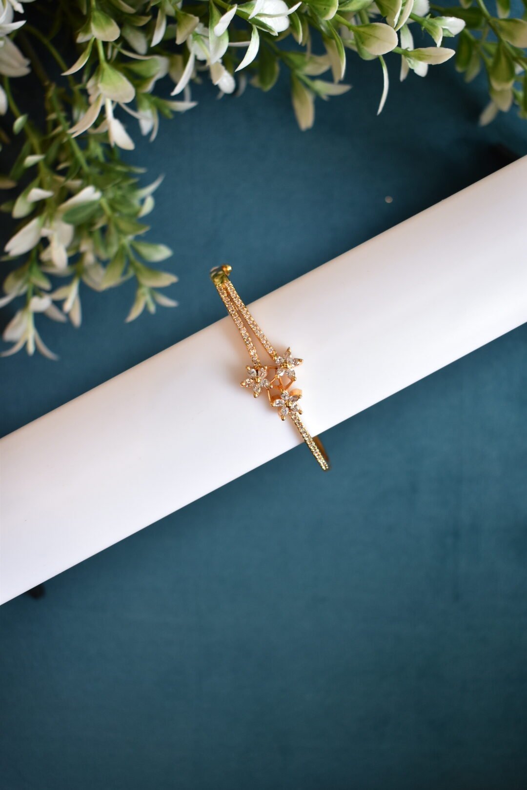 FULL STONE THREE FLOWER BRACELET